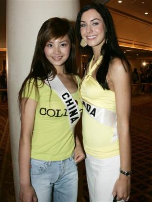  Miss Universe contestant, Siyuan Tao of China, and Natalie Glebova of Canada pose for a picture in Bangkok, on Friday, May 20, 2005. The annual international beauty pageant is set to conclude May 31, 2005. (AP Photo/Sakchai Lalit) 